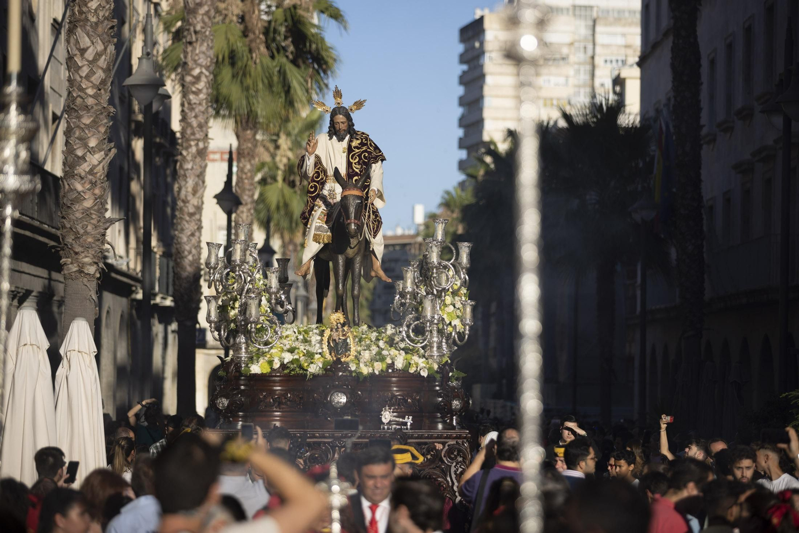 Imágenes de la salida extraordinaria de La Borriquita por las calles de Huelva