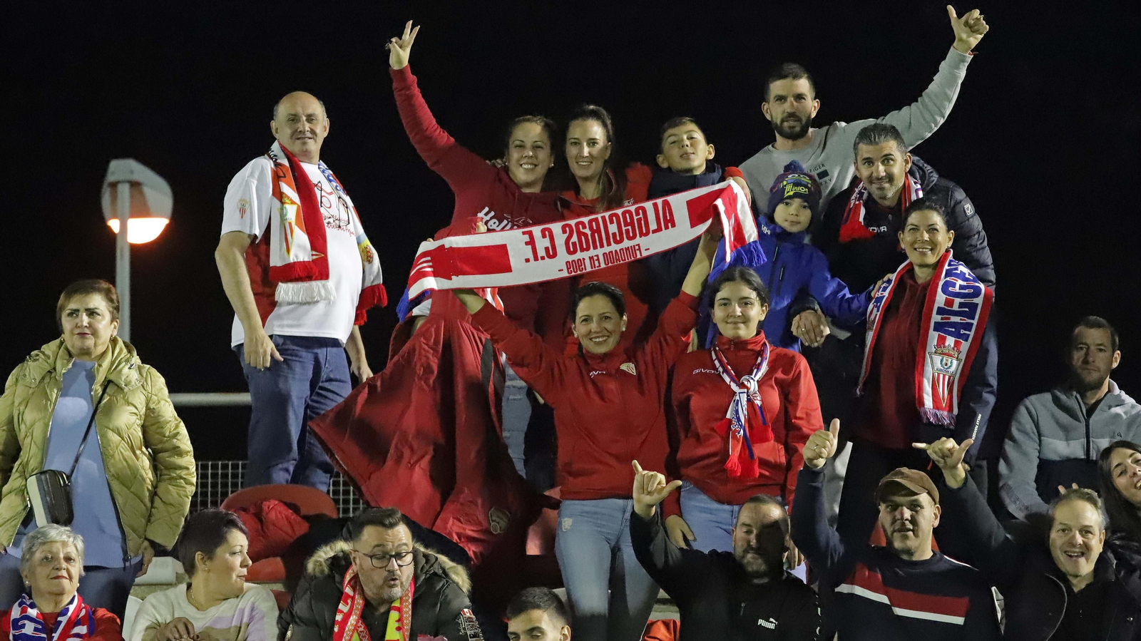 Fotos de la afición durante el Clásico en el Nuevo Mirador