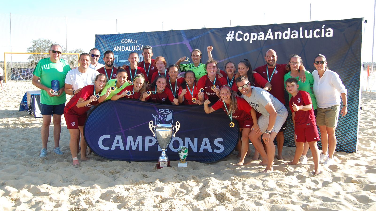 El combinado cordobés sénior femenina posa con el título.