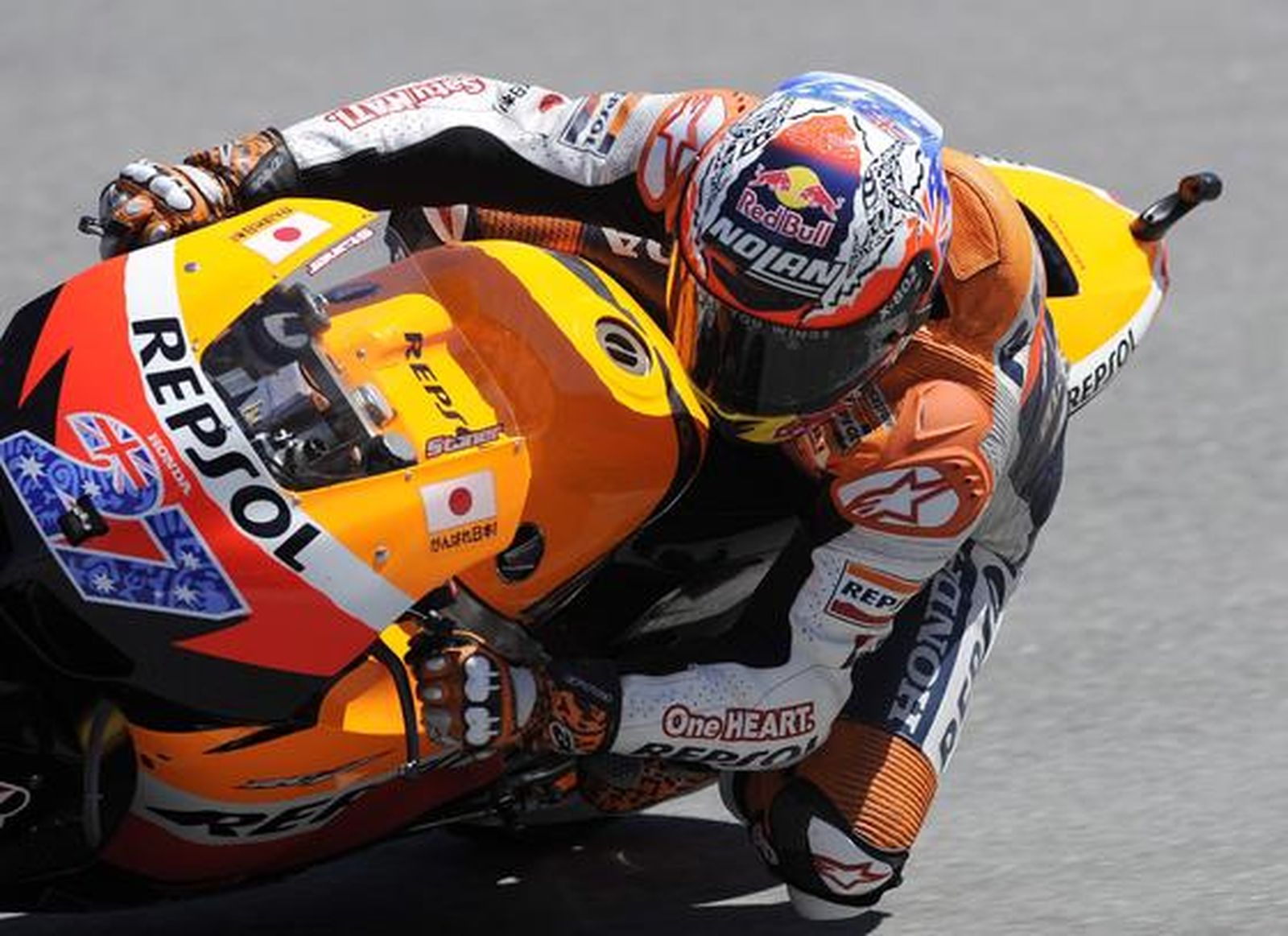 Stoner doblega a Lorenzo y aumenta su ventaja en el mundial

Foto: EFE