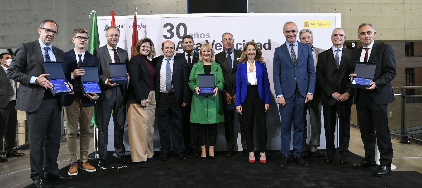 Responsables de Renfe y ADIF junto al alcalde de Sevilla con los ocho empleados de Renfe y Adif homenajeados.