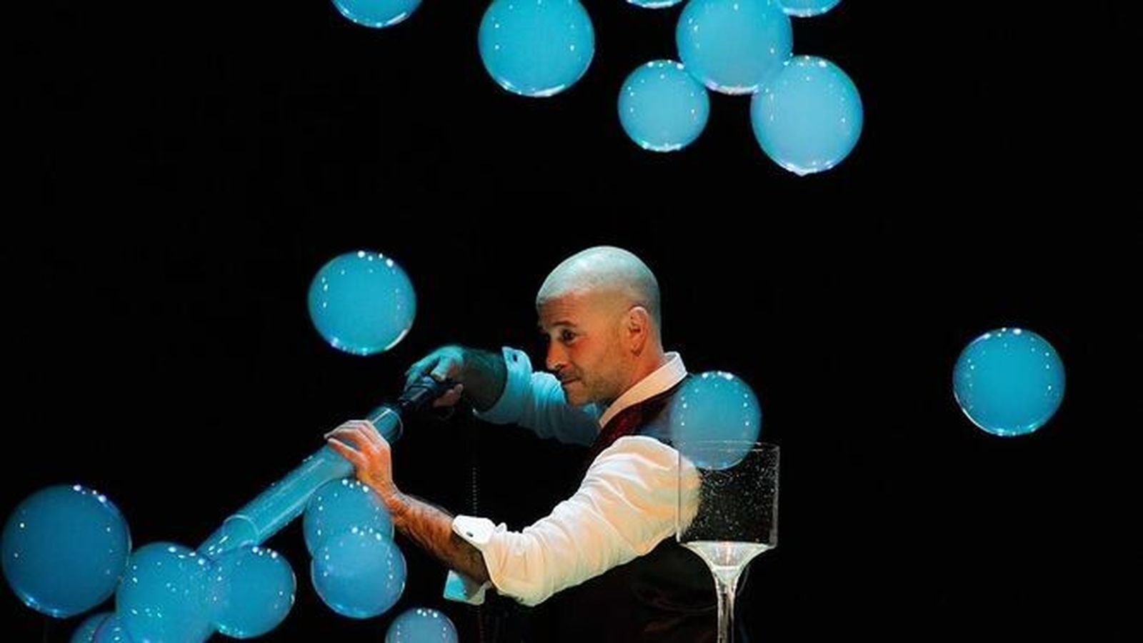 Andrés Kó, el mago de las burbujas.