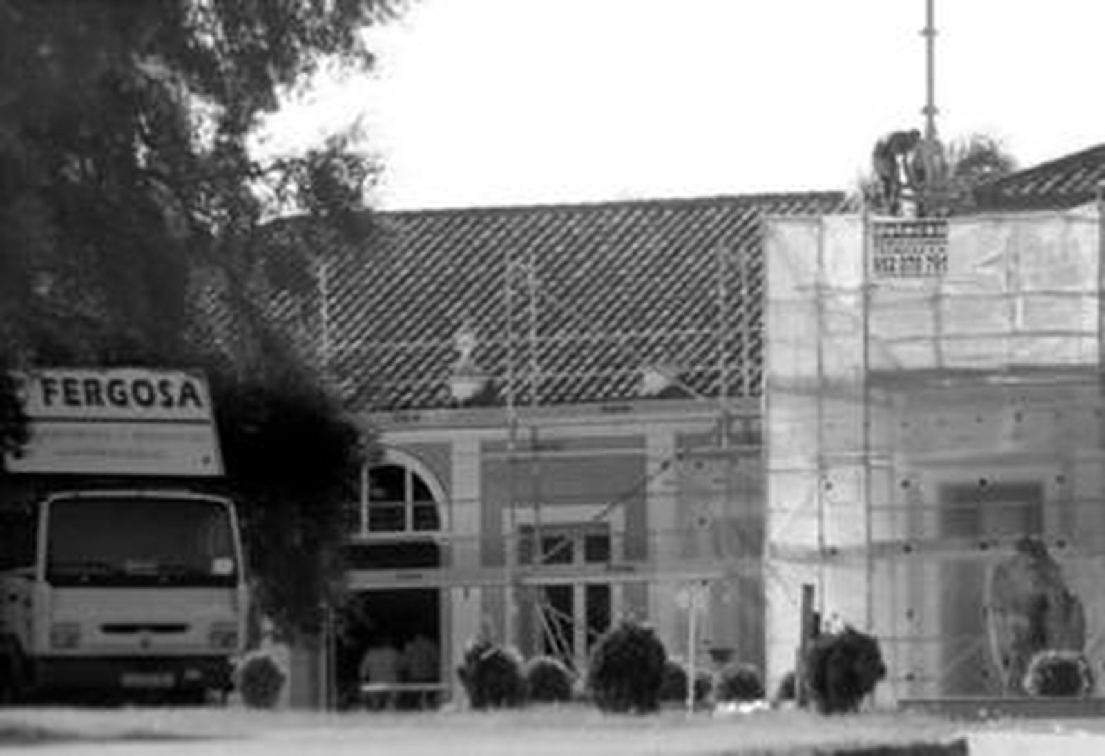 Varios operarios comenzaron ayer, por el tejado, los trabajos de derribo de la casa club de Montenmedio.