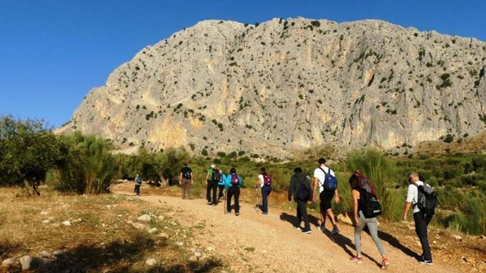 Senderistas recorren una de las etapas de la Gran Senda de Málaga.