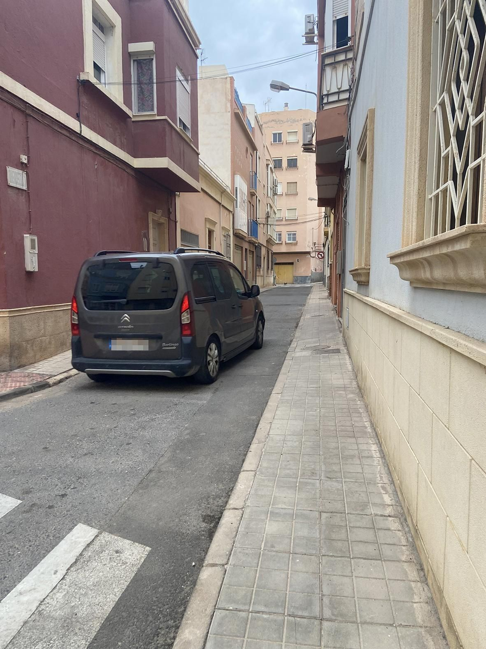 Un vehículo transita por la calle