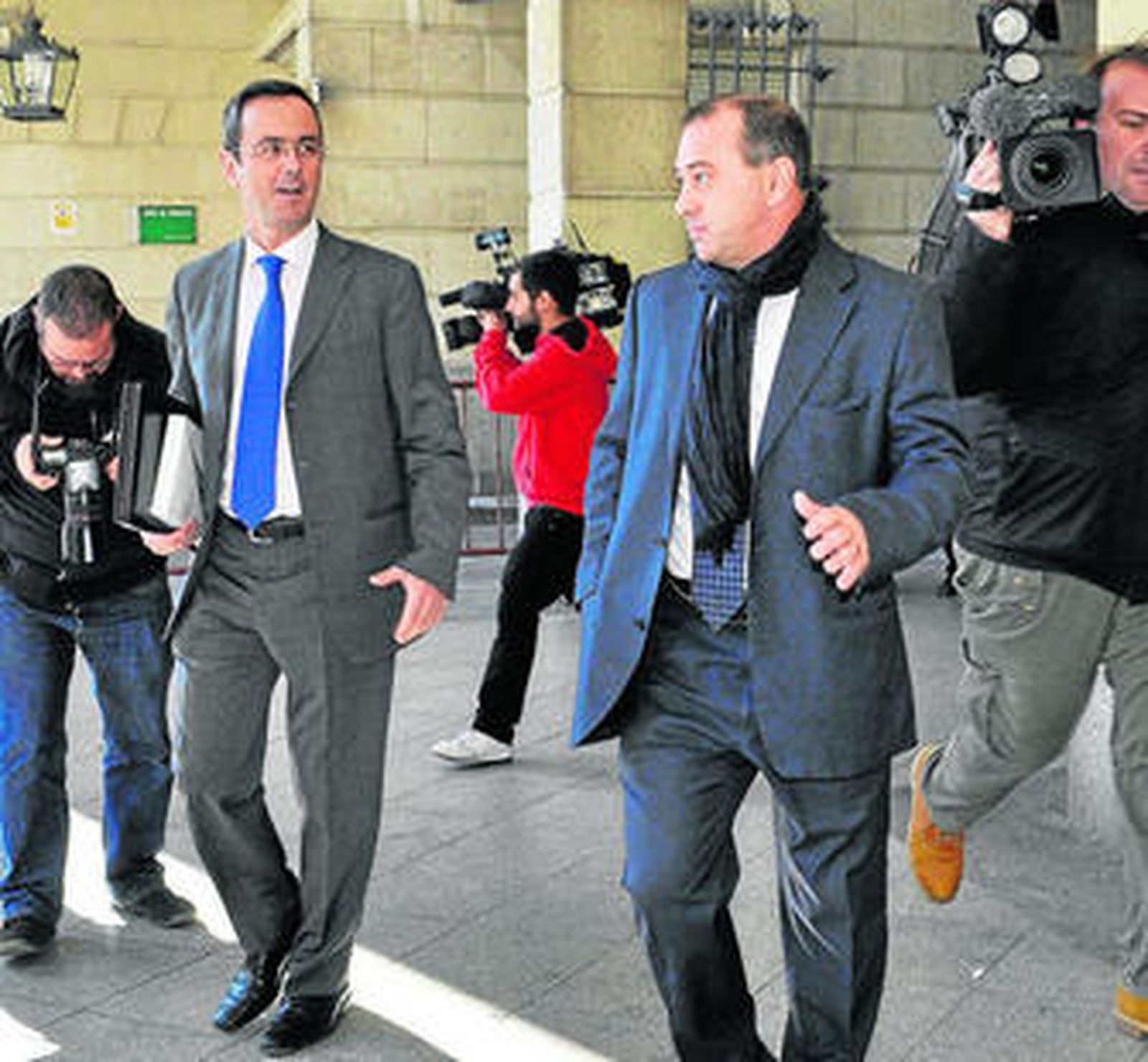 El ex futbolista Pizo Gómez, a la derecha, sale de los juzgados con su abogado, José María Calero.