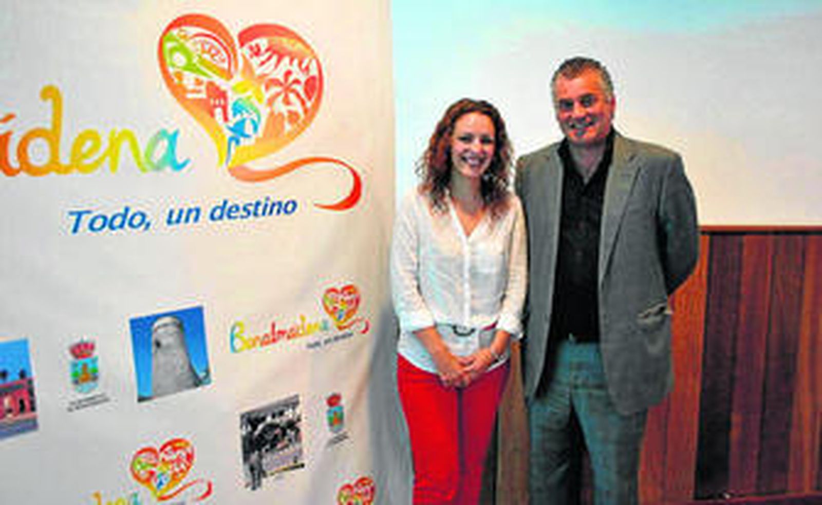 La concejal de Turismo y el alcalde de Benalmádena, ayer, en la presentación del logo.