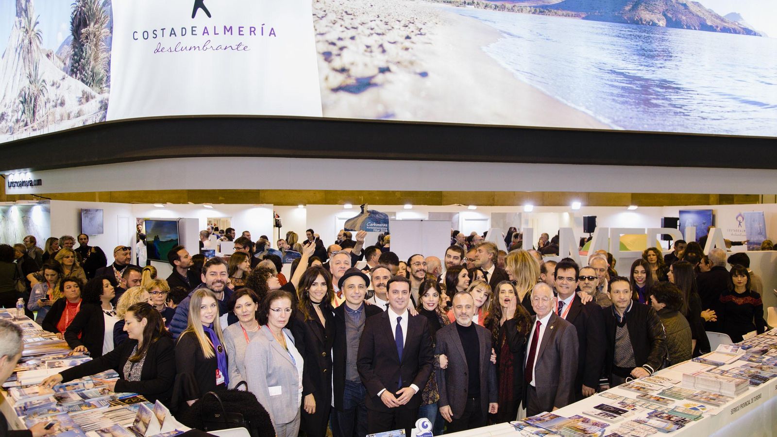 Con actores y autoridades en la promoción de Costa de Almería en Fitur