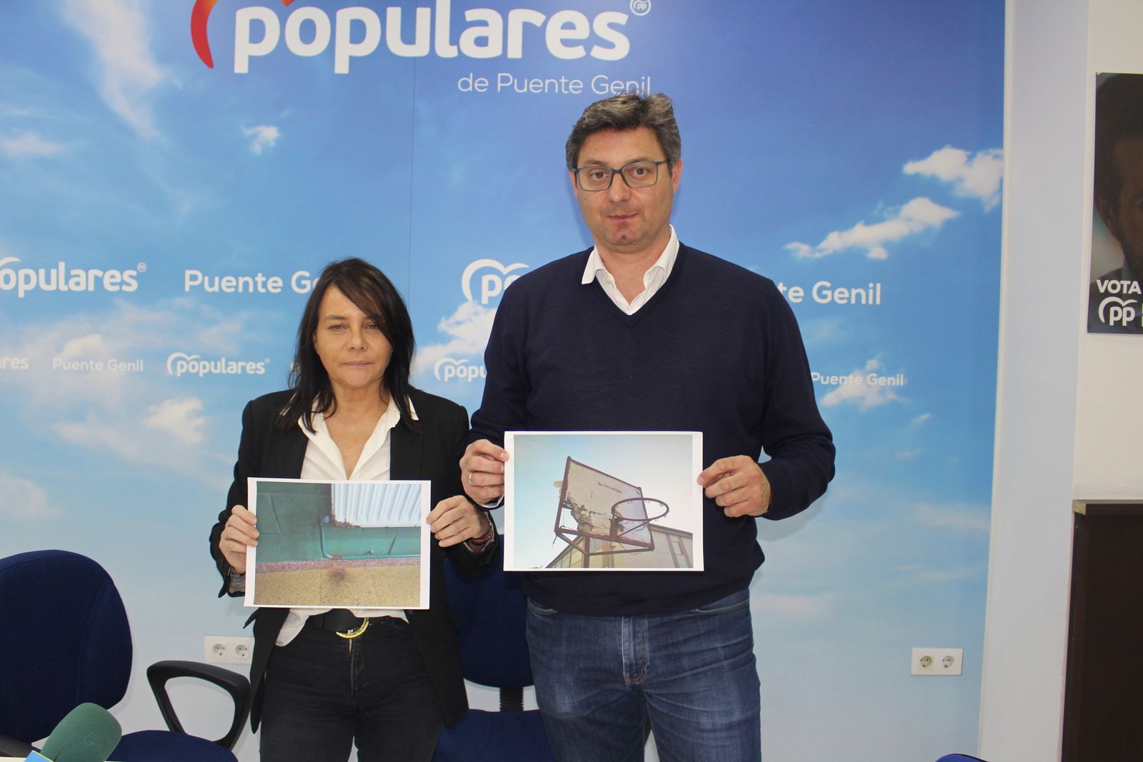 María Delgado y Sergio Velasco, en la sede del PP de Puente Genil.