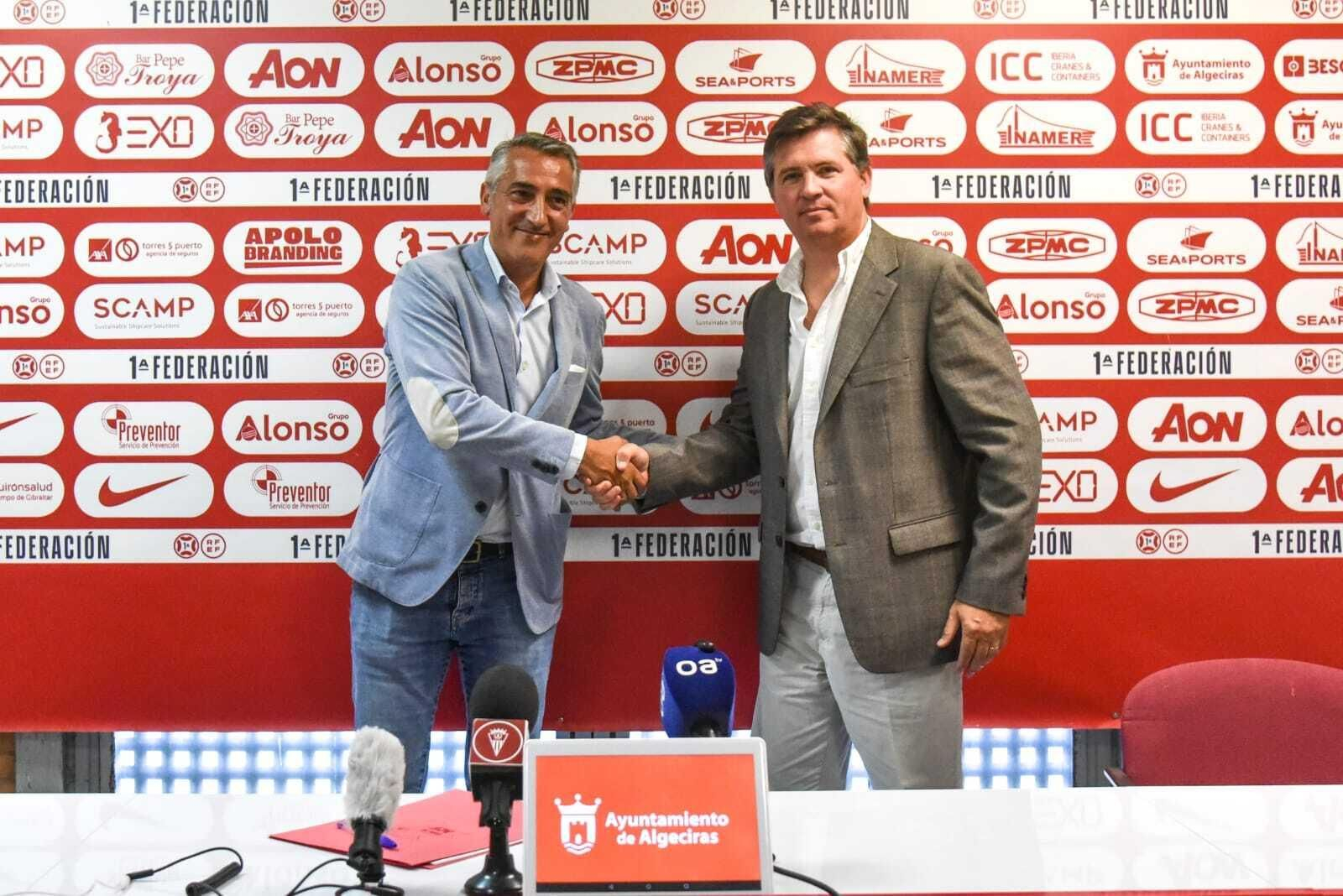 Apretón de manos entre Ramón Robert y Sebastian Nicolussi tras la firma del acuerdo