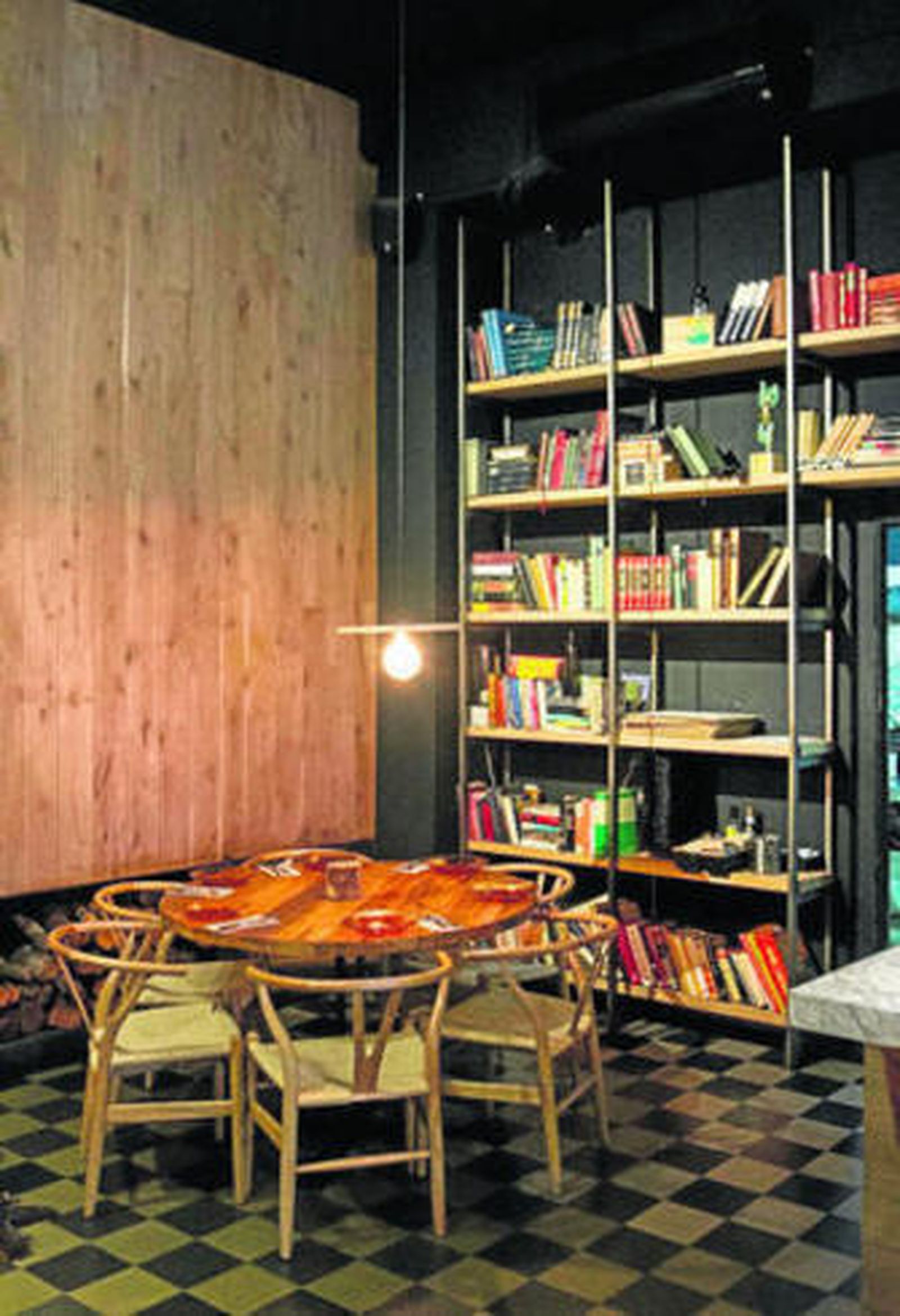 1. Una de las características del local es su cuidada decoración a base de elementos tradicionales pero con un toque 'vintage'. 2. Detalle del patio interior del edificio, que ha sido restaurado aunque respetando su estética. 3. Un rincón del comedor.