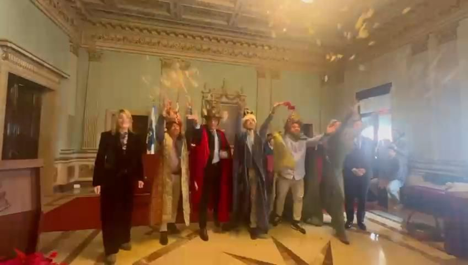 Los Reyes Magos, el Heraldo y la Estrella de la Ilusión tras su coronación este jueves en el Ayuntamiento de Huelva.