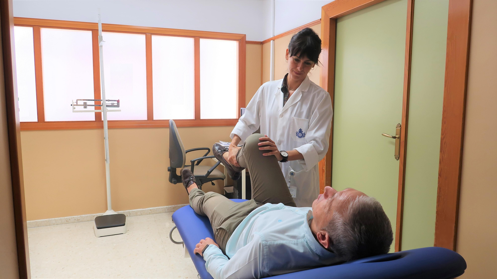 Una médico rehabilitadora del Hospital San Rafael atiende a un paciente en consulta