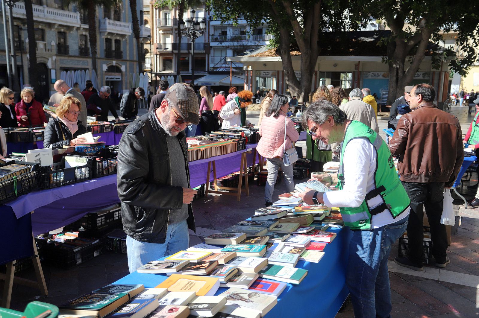 Imágenes del mercadillo de Ayre Solidario en la Plaza de las Monjas