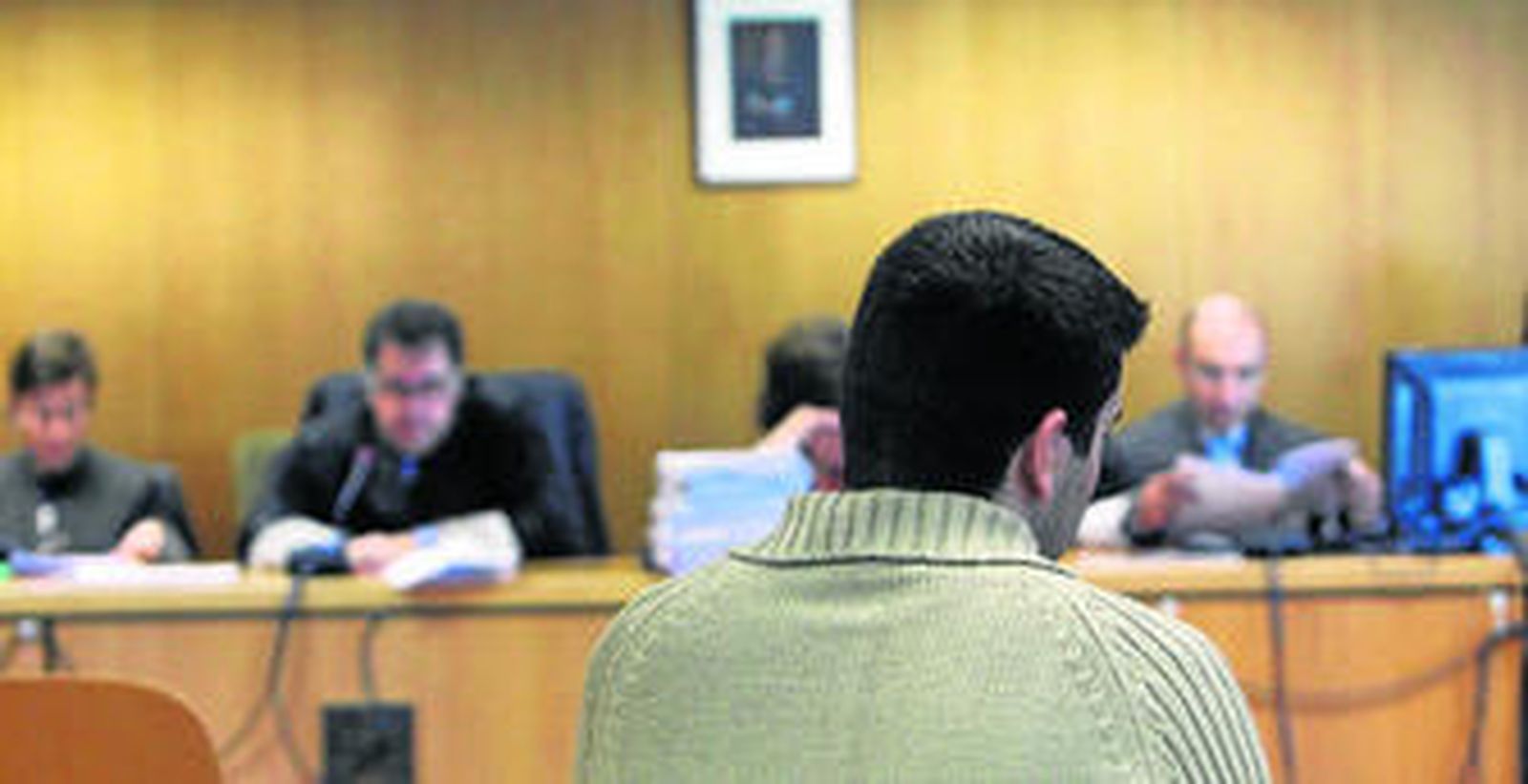 El acusado de ciberacosar a 81 jóvenes, de espaldas, en una de las sesiones del juicio.