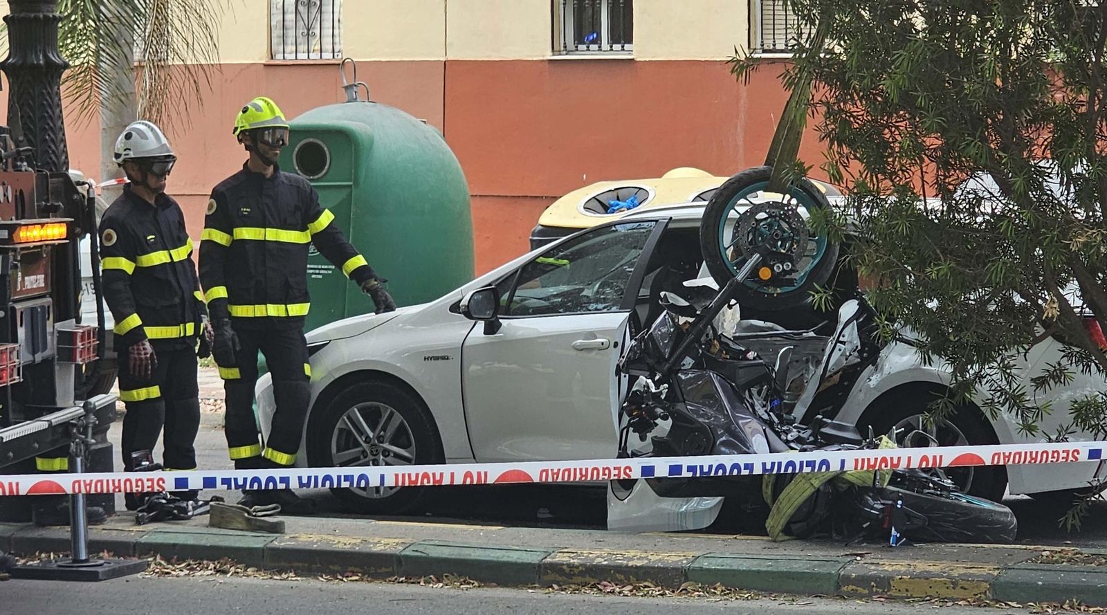 Fotos del accidente de tráfico entre un coche y una moto donde fallece una vecina de Los Barrios