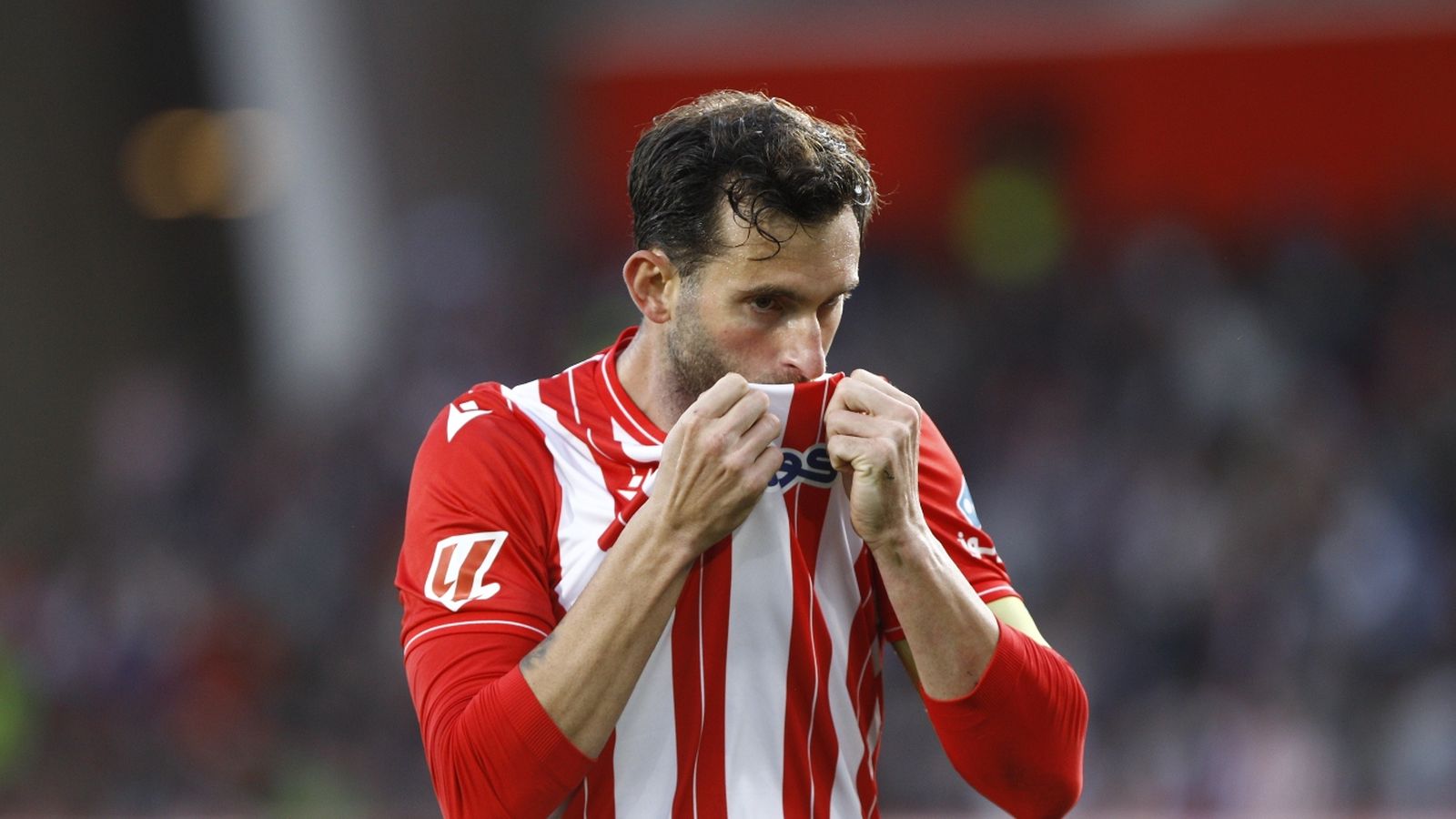 Leo Baptistao se besa el escudo tras marcar el segundo gol.