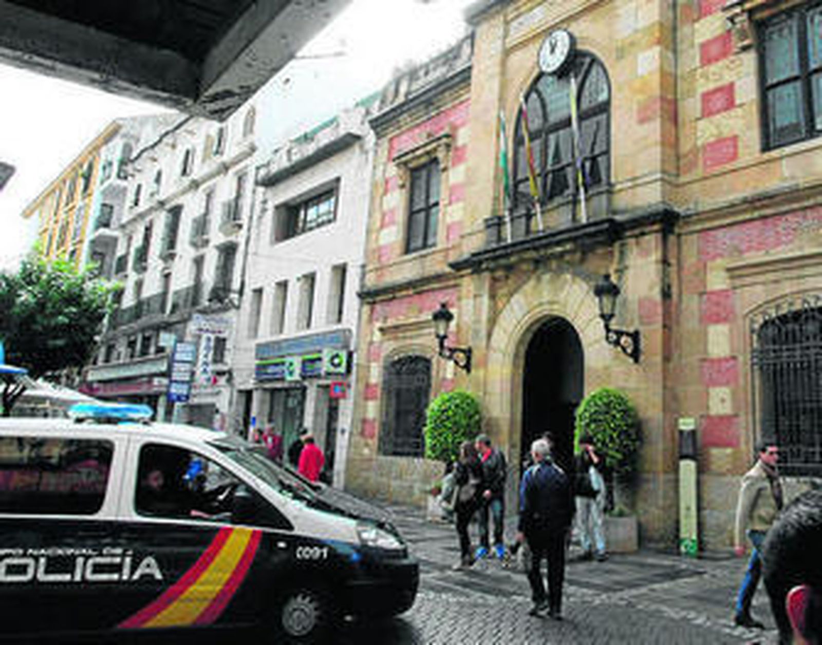 Una patrulla pasa junto al Ayuntamiento en la mañana de ayer.