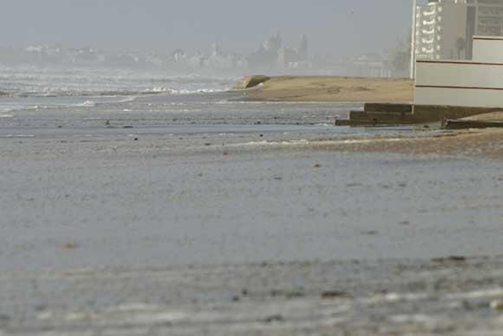 Los fuertes vientos y las mareas están afectando el perfil de la playa de la Victoria, que se está quedando prácticamente sin arena

Foto: Jesus Marin