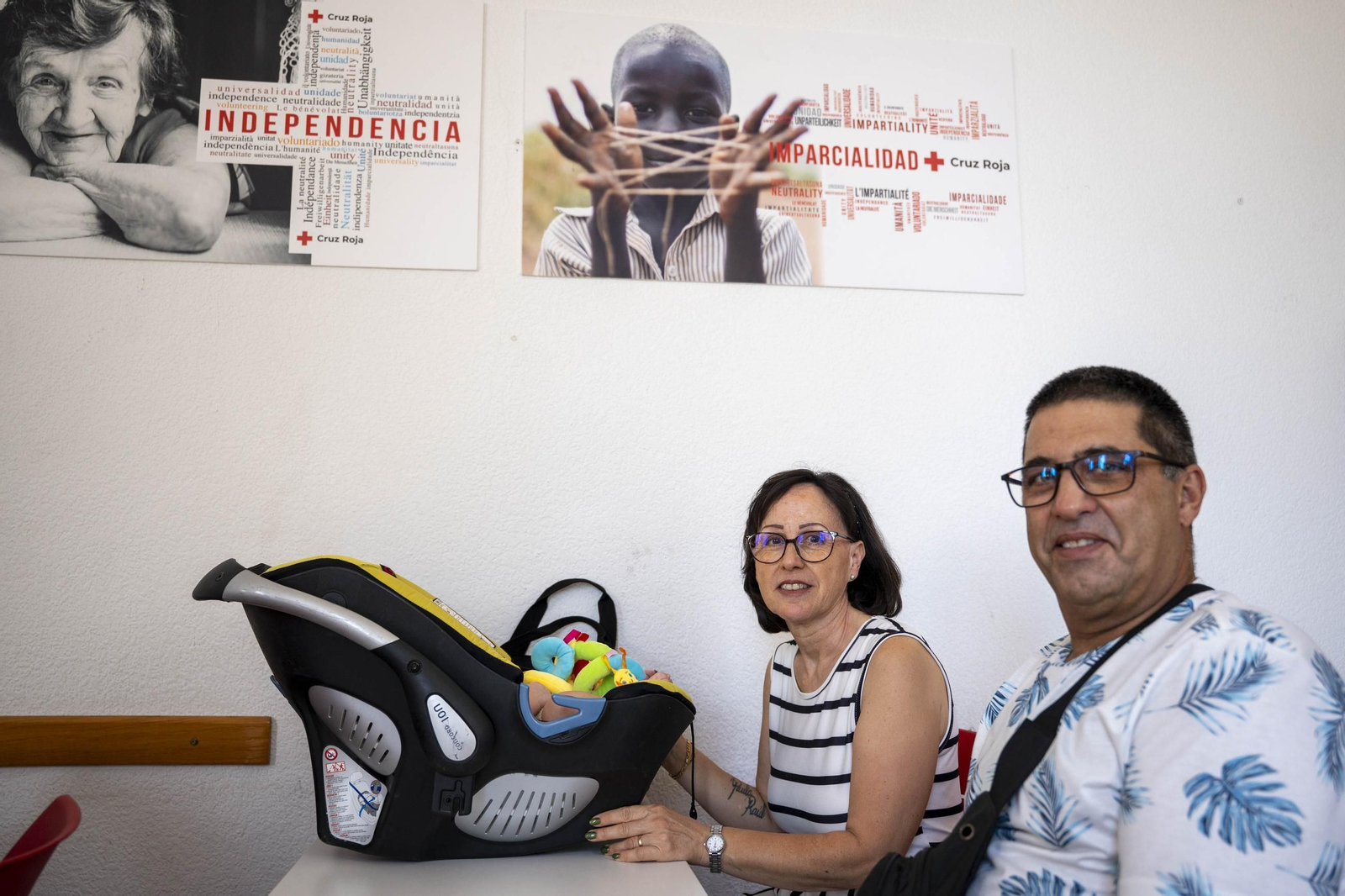 Cruz Roja realiza la entrega de mantitas solidarias a las familias de acogida