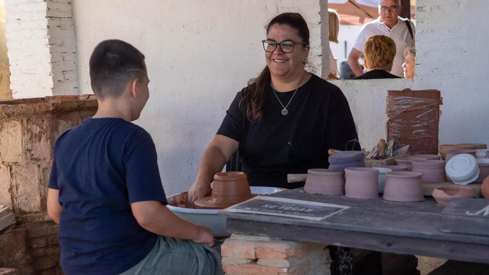 Un niño asiste a uno de los talleres en la jornada de puertas abiertas del Muele de las Carabelas.