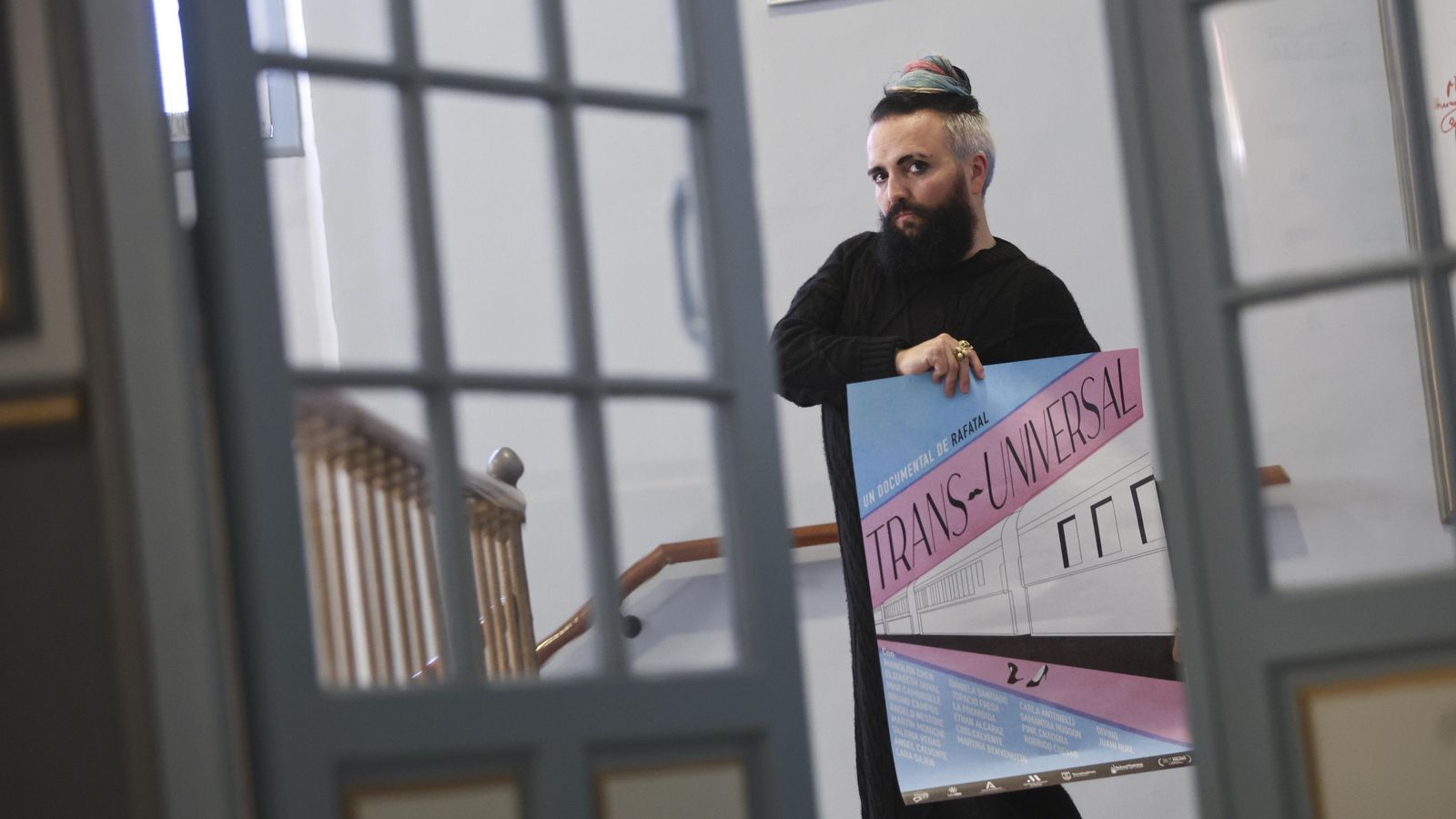 Rafatal junto a un cartel de 'TransUniversal', el documental que dirige