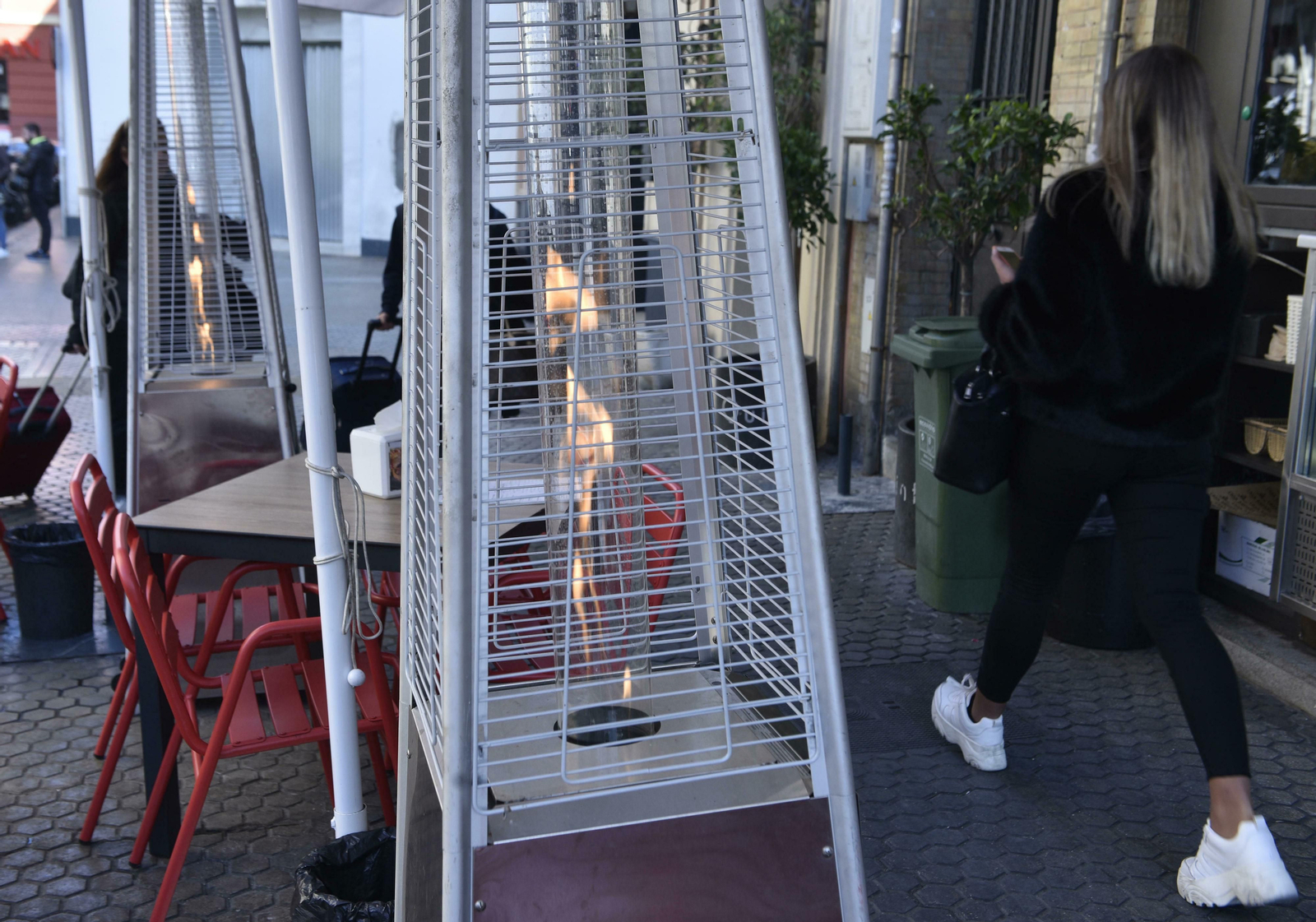 Una estufa de gas encendida en una negocio de hostelería de la ciudad.