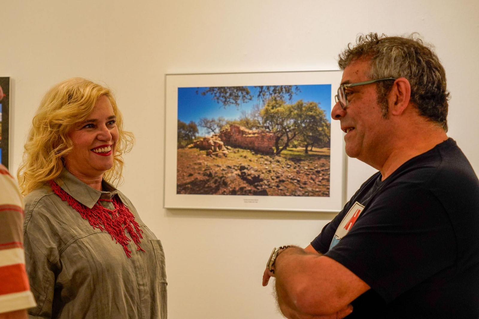 Imágenes de la inauguración de la exposición 'Ermitas de repoblación en la Sierra de Huelva' por La diputada de Cultura, Gracia Baquero, y el autor de la exposición, Jorge Garrido.