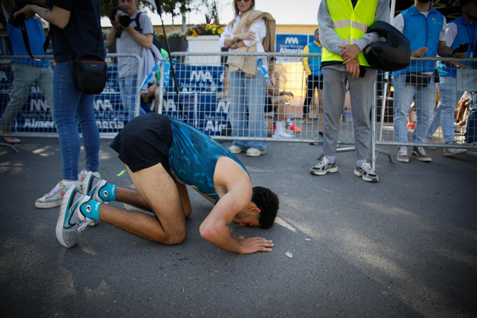 Imágenes de la llegada de la Media maratón Ciudad de Almería
