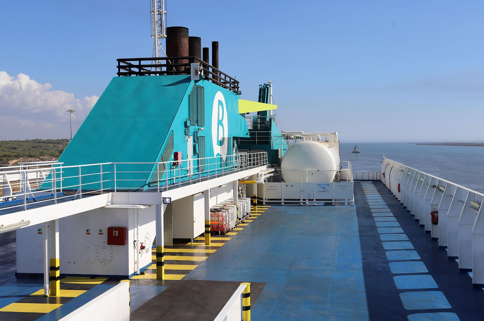 Imágenes de la llegada de un buque de Baleària al Puerto de Huelva