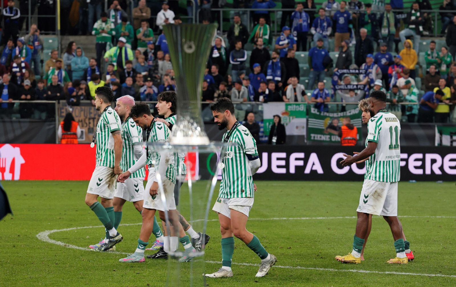 Los jugadores del Betis, hundidos tras la final.