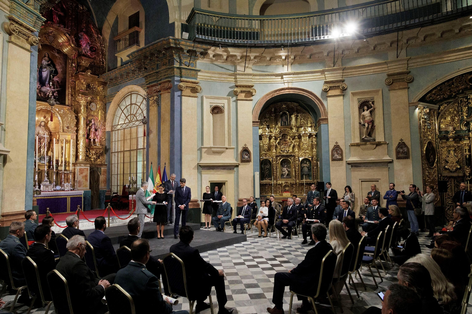 Las imágenes de la entrega de condecoraciones civiles en Cádiz.