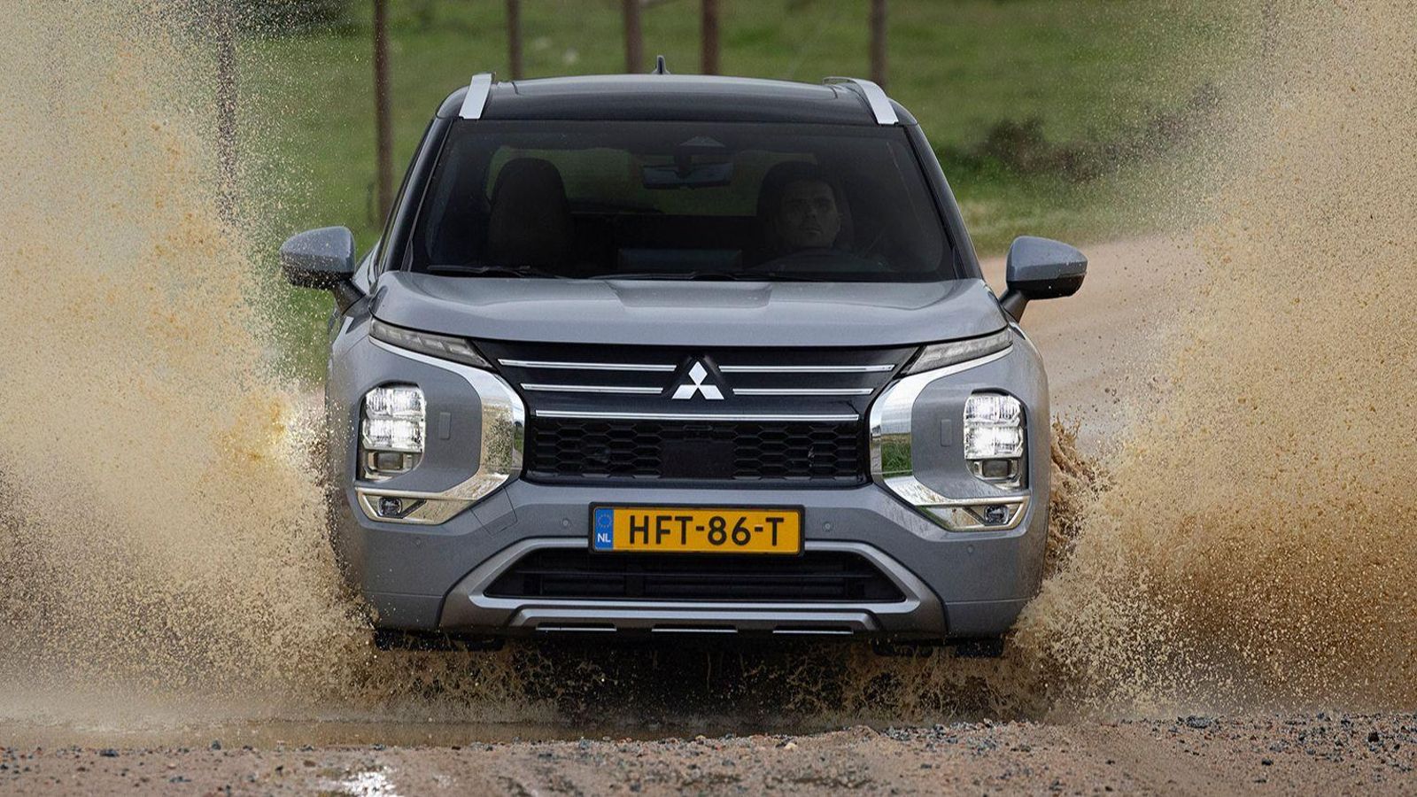 Mitsubishi pretende caracterizar a este SUV por su desempeño fuera del asfalto frente a otras opciones de más volcadas aún hacia el asfalto.