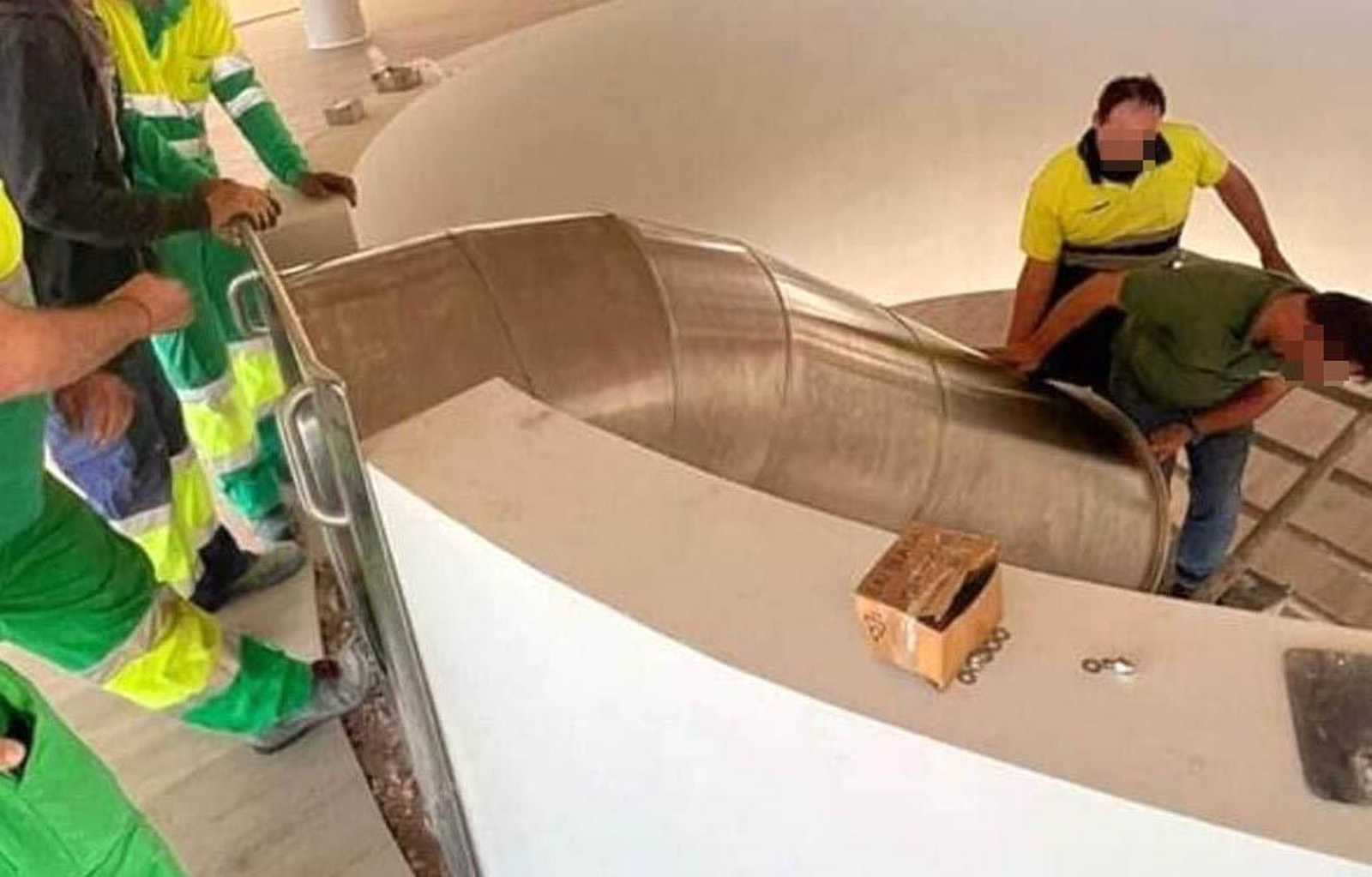 El tobogán que comunicará dos plantas en el nuevo Ayuntamiento de Estepona. El tobogán que comunicará dos plantas en el nuevo Ayuntamiento de Estepona.