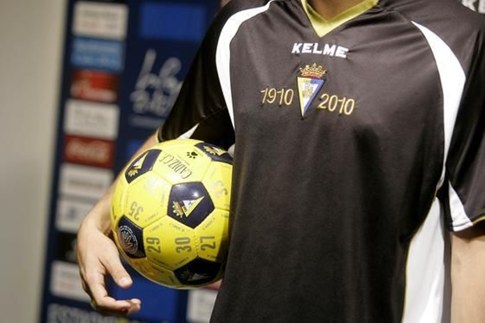 Conserva el diseño de la primera equipación cambiando el amarillo y azul por el negro y el blanco. 

Foto: Jesus Marin