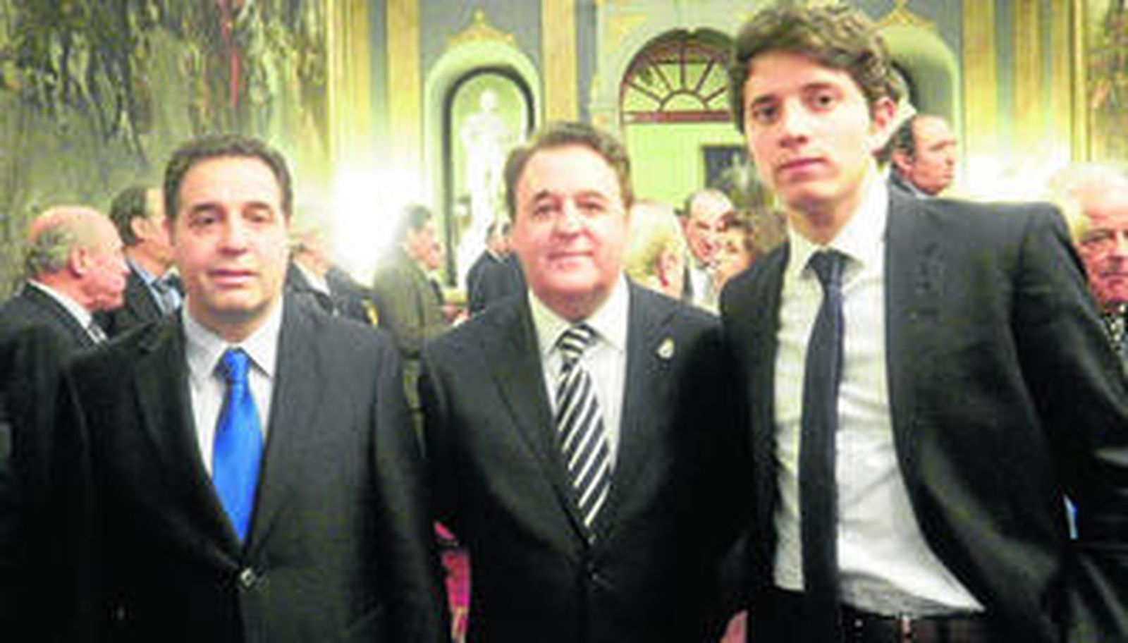 El director de la revista 'Eurotoro', Miguel Ángel Martín, junto a su hermano Eduardo y el torero Sebastián Ritter, ayer, en el Senado.