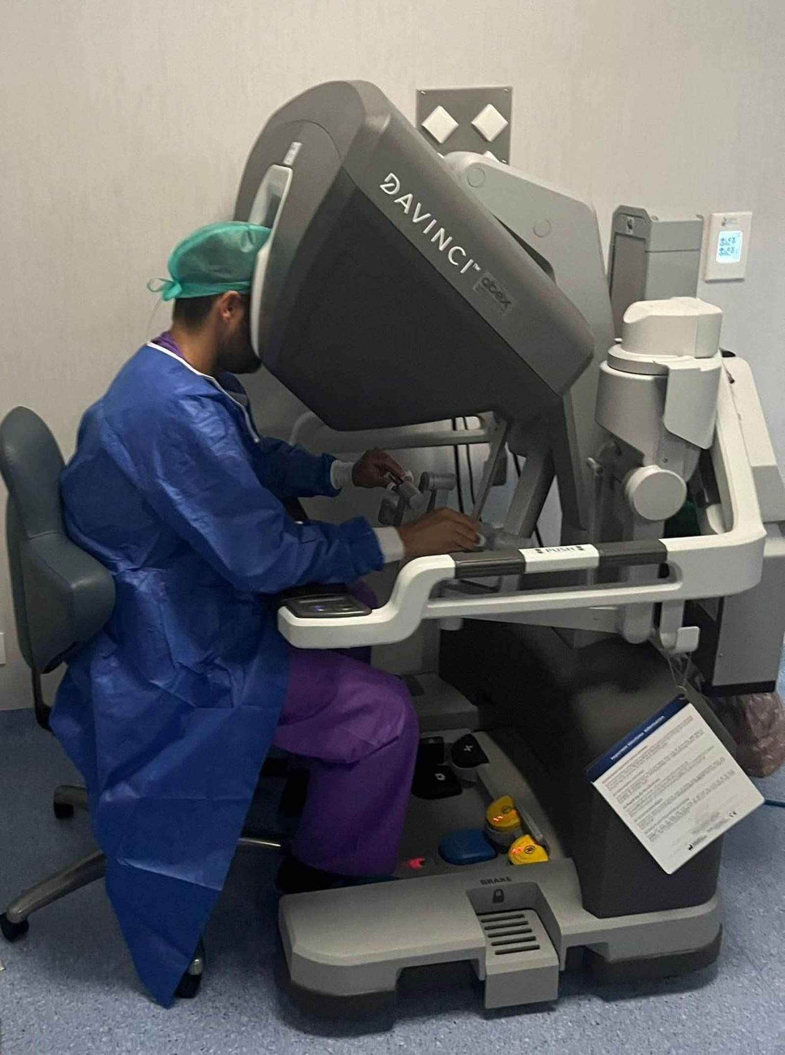 Uno de los cirujanos controla el robot Da Vinci en la cirugía robótica del tumor en la cabeza del páncreas.