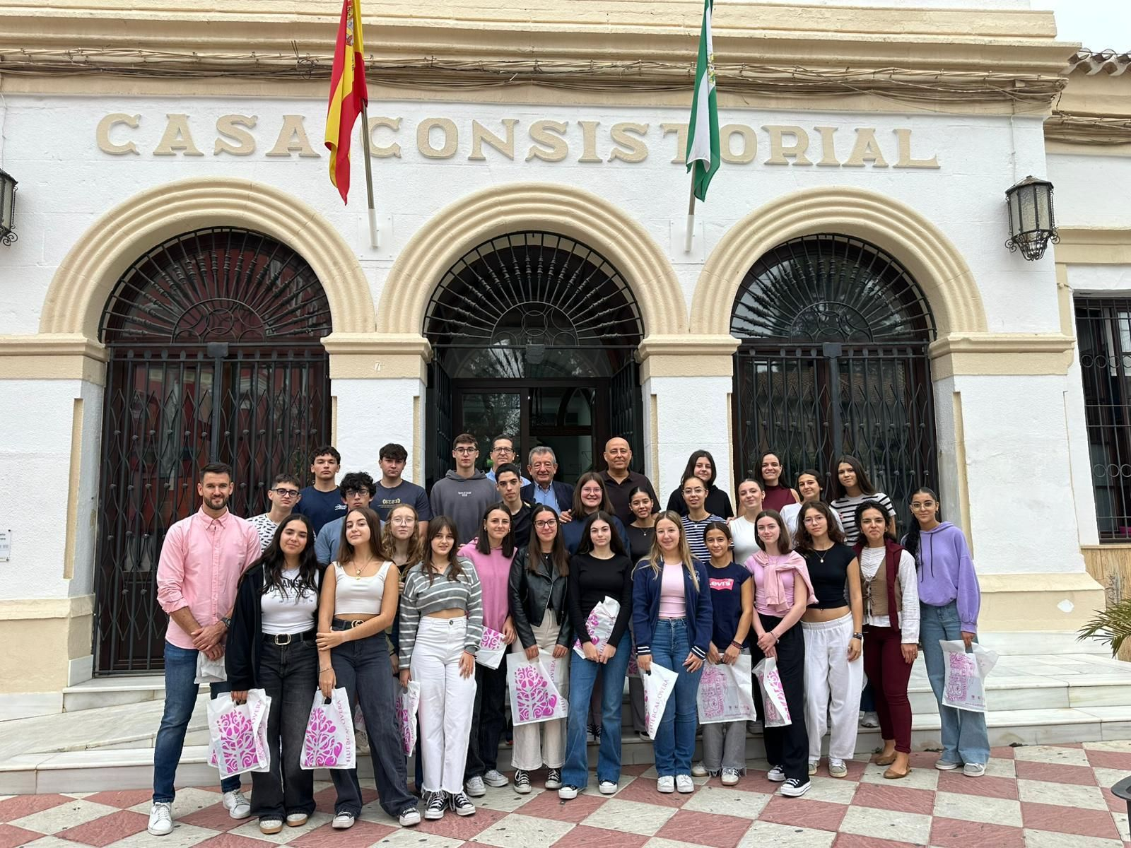 Recepción de los alumnos del IES Albujaira en el Ayuntamiento de Huércal-Overa