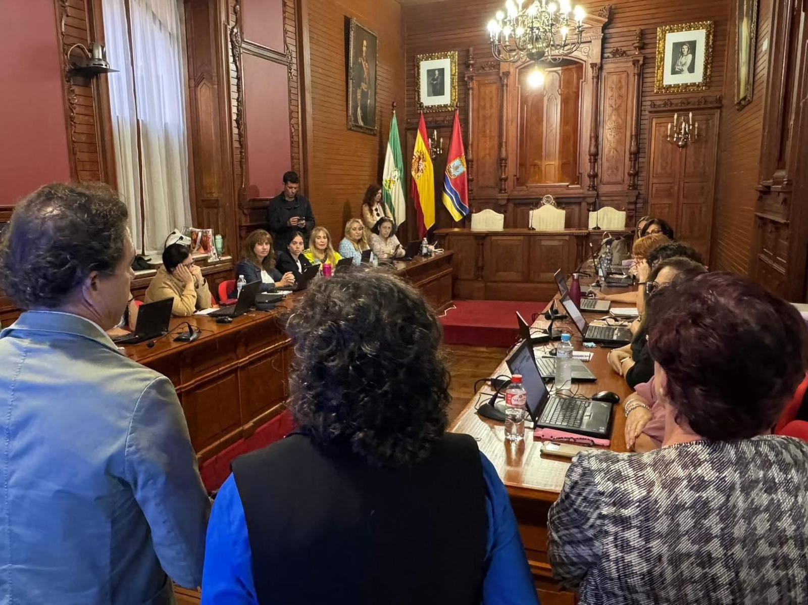 Carmen Álvarez, alcaldesa de Sanlúcar, presenta el programa 'Preparadas'.