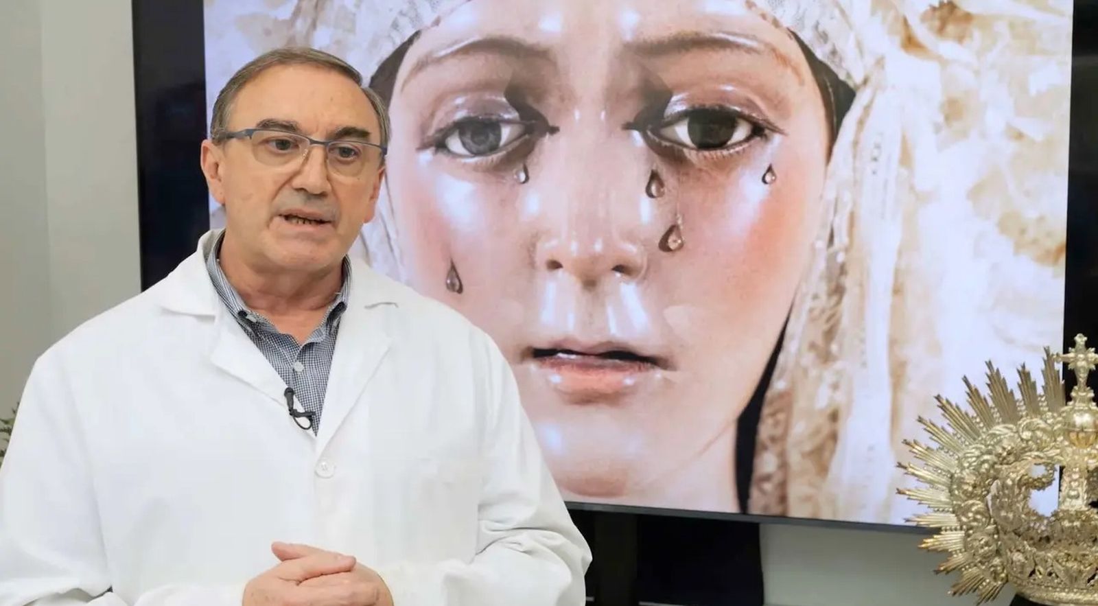 Pedro Manzano junto a una imagen de la Esperanza Macarena.