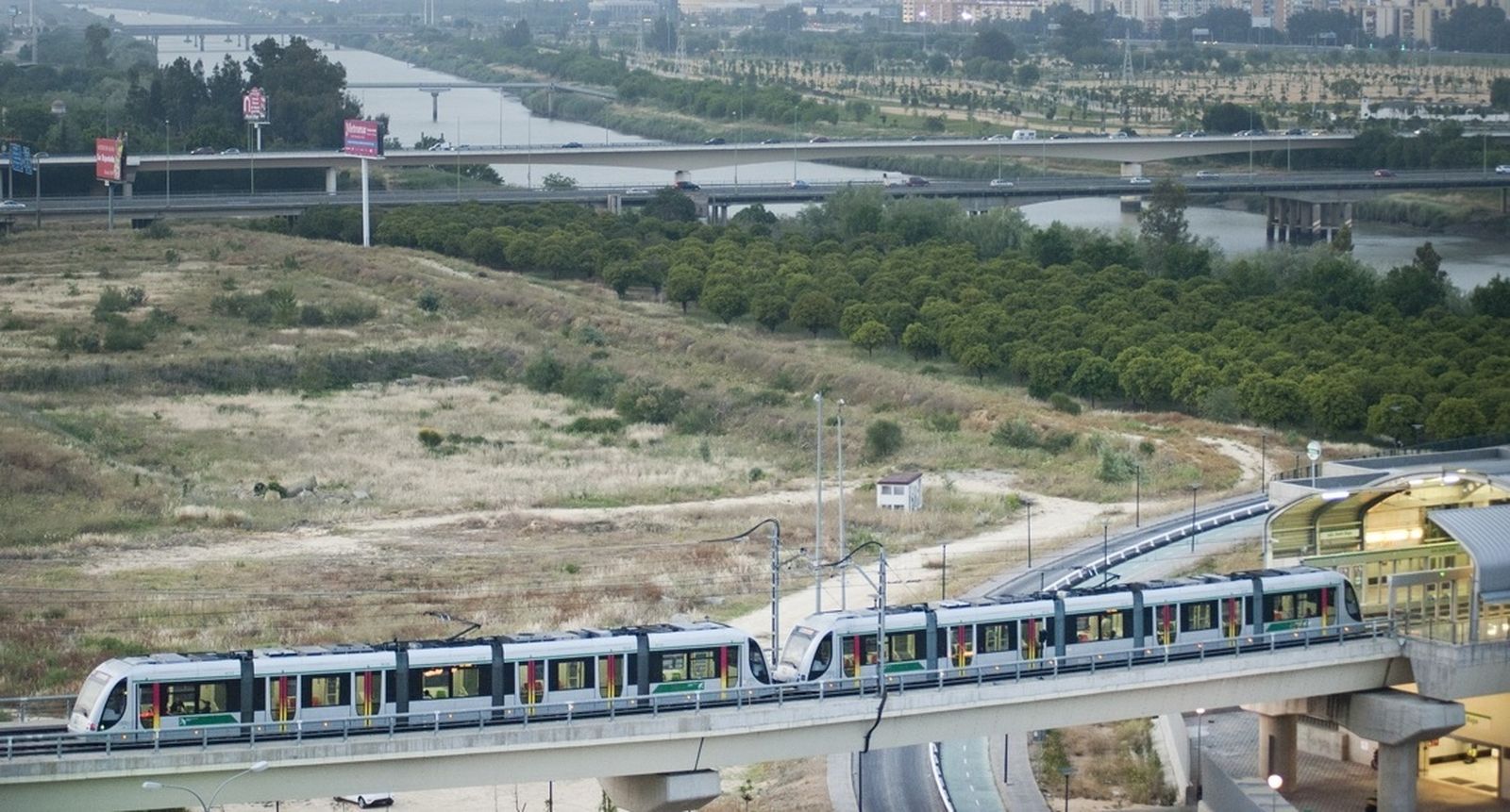 Trenes dobles en el Metro de Sevilla.