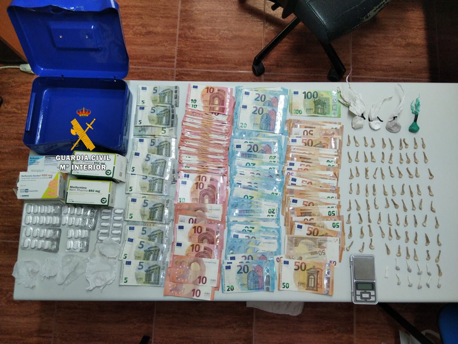 Droga y dinero intervenidos durante la operación de la Guardia Civil.