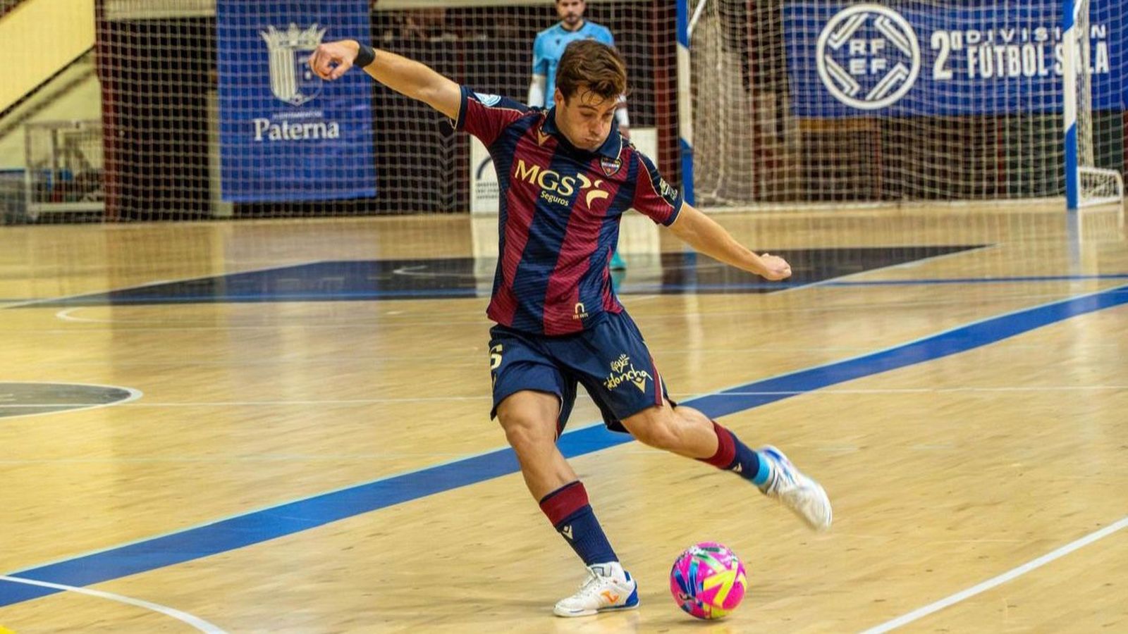 Nacho Parreño golpea el balón durante un partido del Levante Futsal.