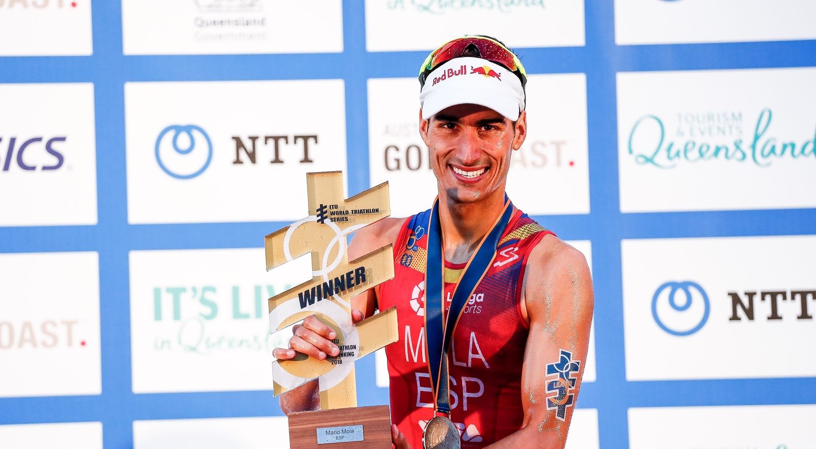 Mario Mola muestra orgulloso su trofeo.