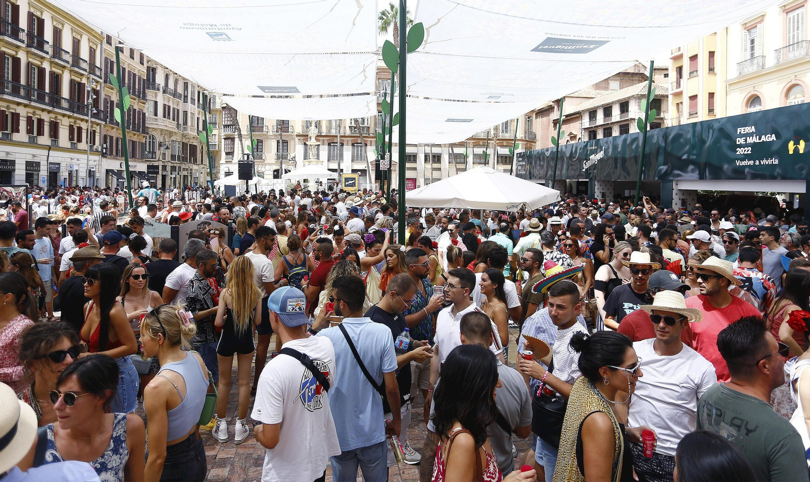 La fiesta abarrota el centro de Málaga en la Feria de 2022.