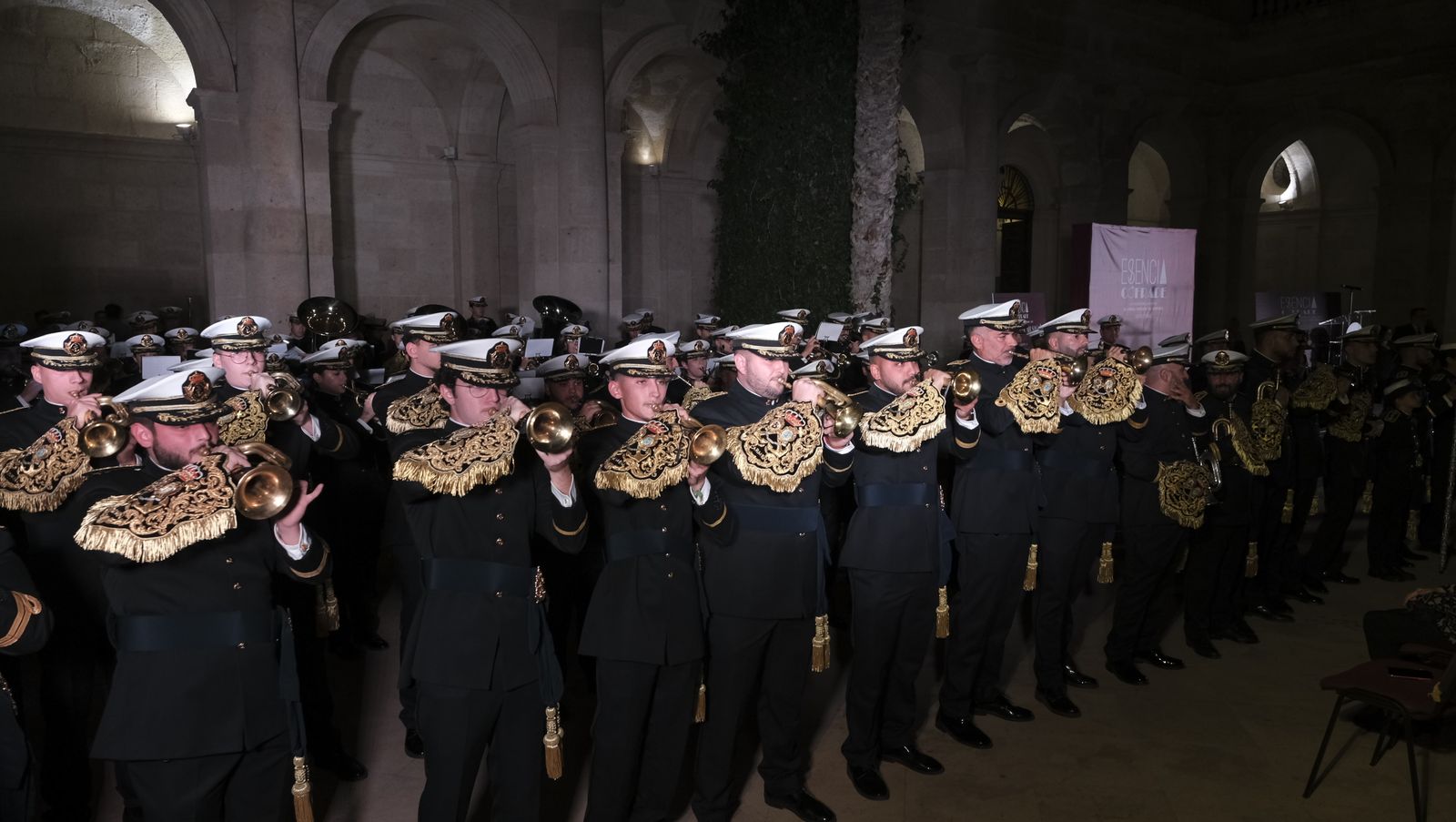 Presentación de Esencia Cofrade, en el Claustro de la Catedral de Almería