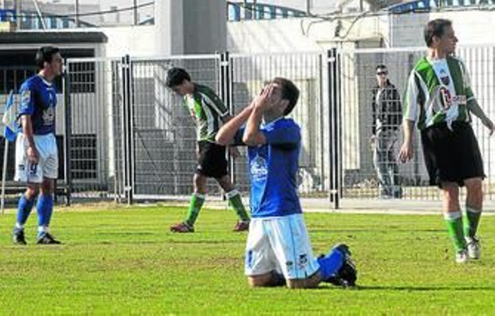 Juanito se tapa la cara con las manos después de la gran ocasión que desbarató Fermín.