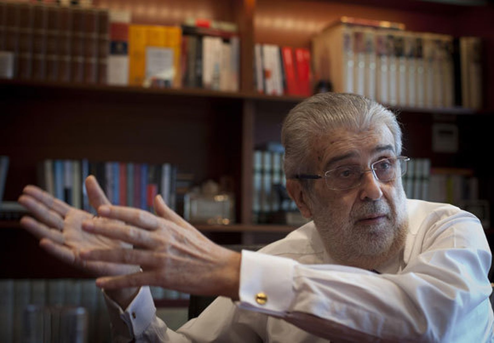 José Manuel Lara Bosch (Barcelona, 1946-2015) rodeado de libros en su despacho en la sede principal del Grupo Planeta. / Antonio Pizarro