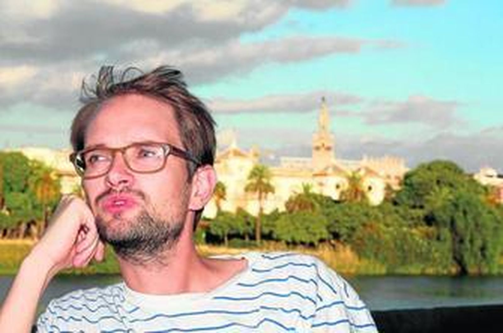 Martin Nordfjord, en la calle Betis, muy cerca del Faro de Triana donde vela armas antes de ponerse a escribir.