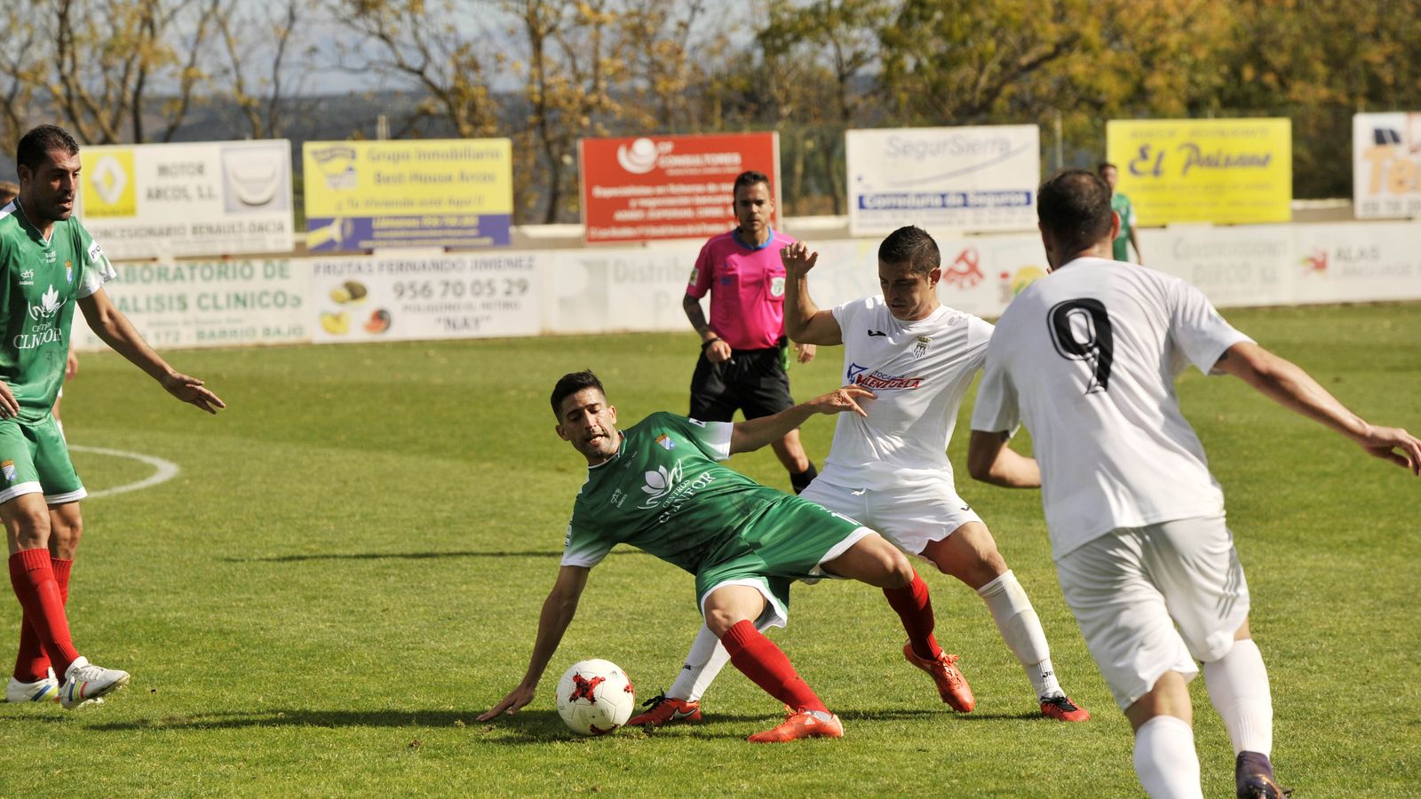Maqui pugna con David Narváez en presencia de Antonio Sánchez.